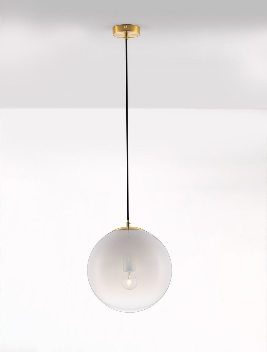 Suspension allumée montrant la lumière chaude diffusée à travers la sphère en verre
