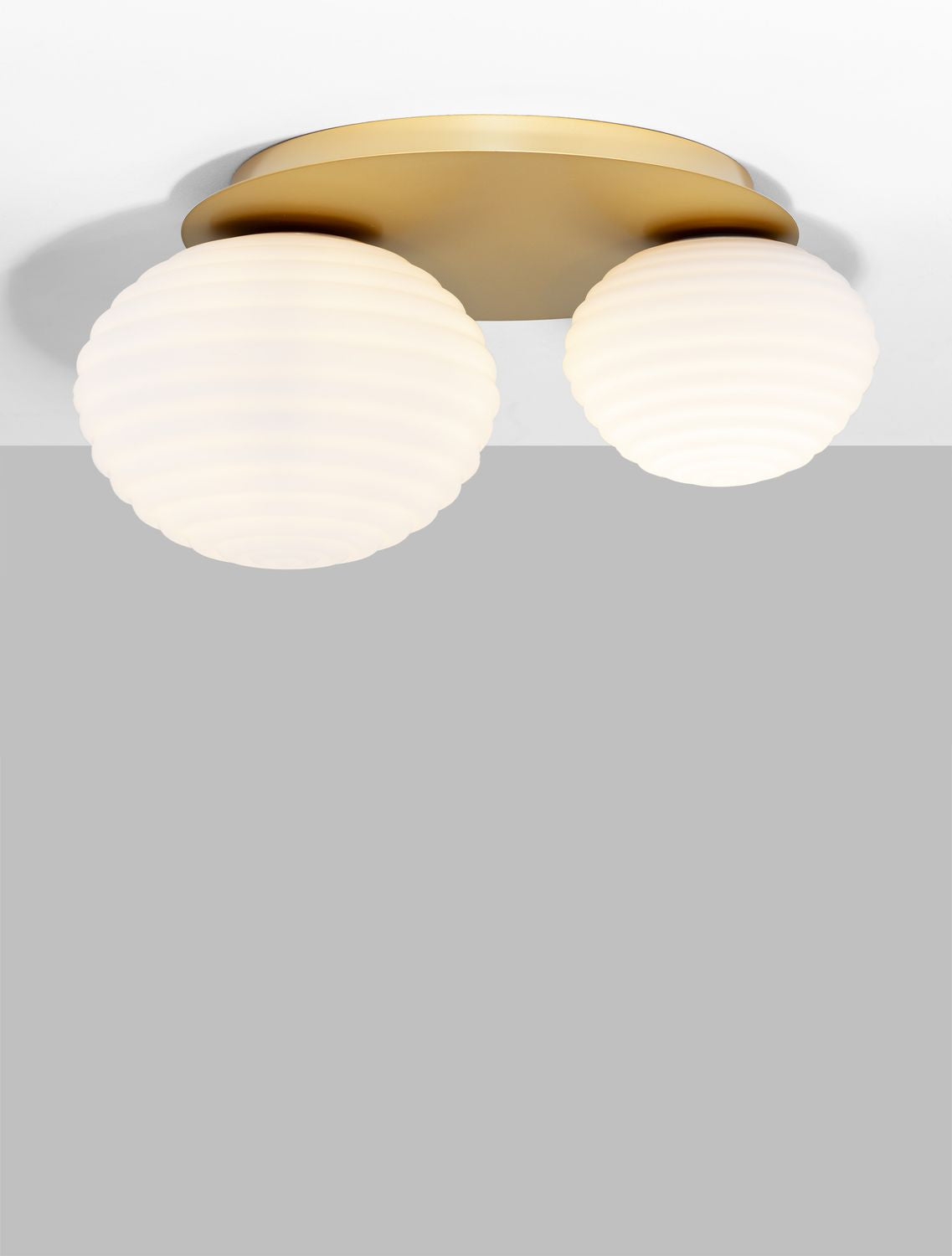 Plafonnier allumé diffusant une lumière chaude à travers le verre dépoli
