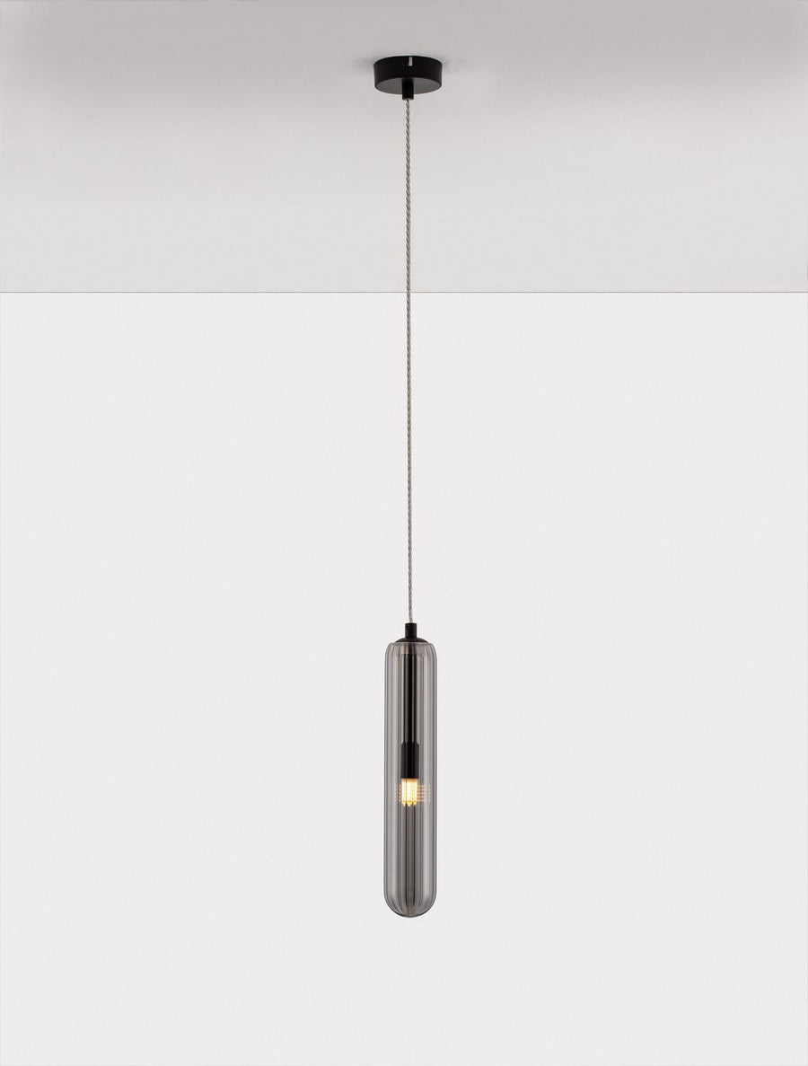 Luminaire allumé, ampoule visible à l'intérieur du long tube de verre