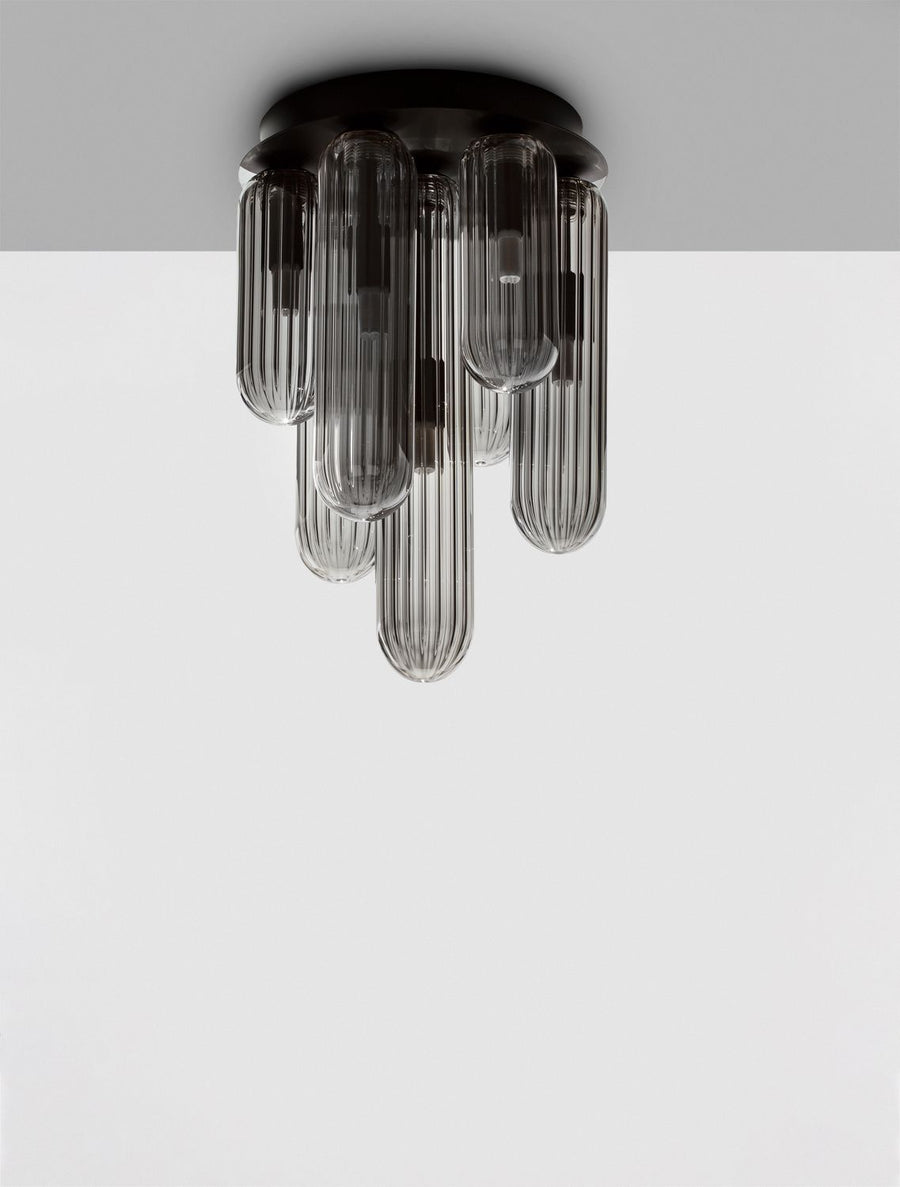 Vue de dessous du luminaire fixé au plafond, verre fumé éteint