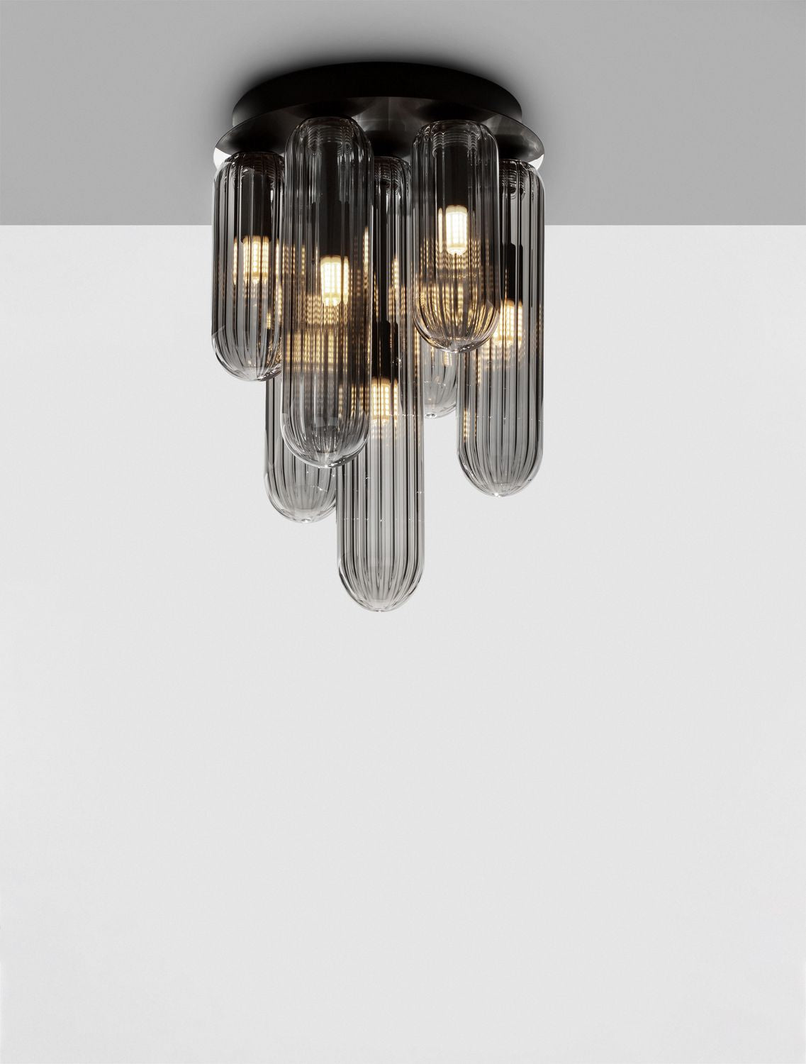 Luminaire allumé sous plafond, lumière chaude diffusée dans les tubes cannelés