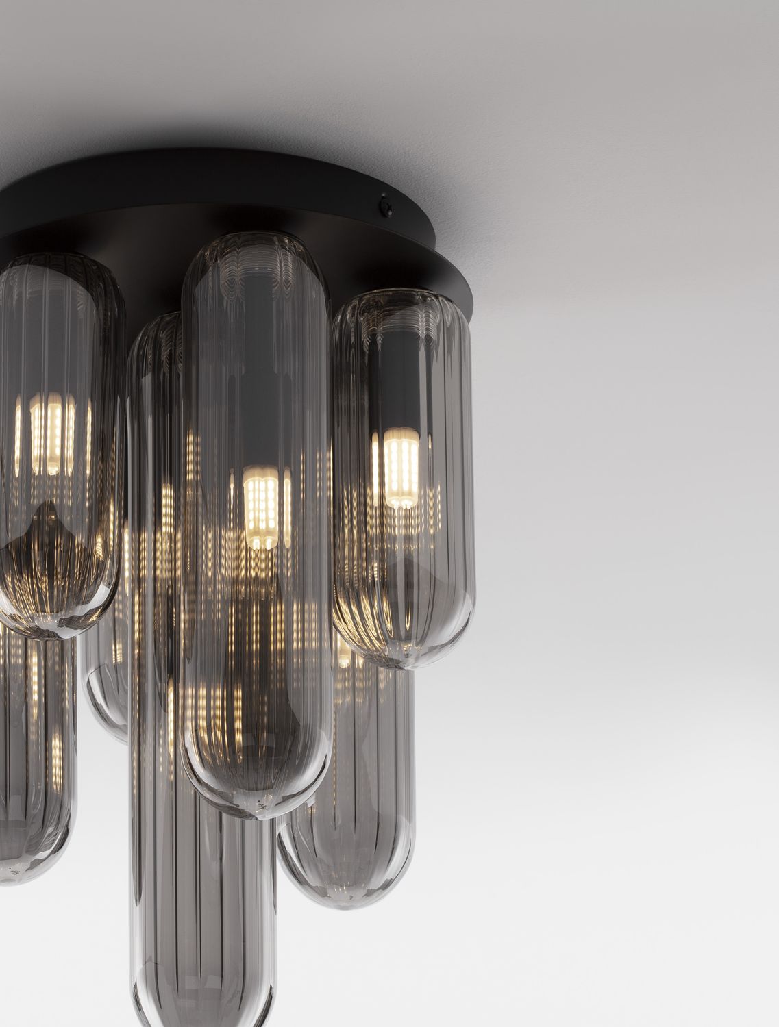 Détail rapproché de la finition cannelée du verre et des LED allumées