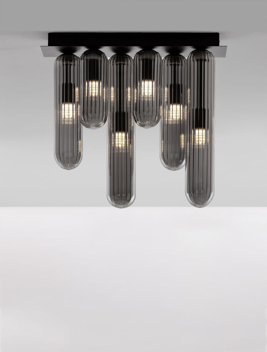 Même cadrage de face, ampoules allumées diffusant une lumière chaude