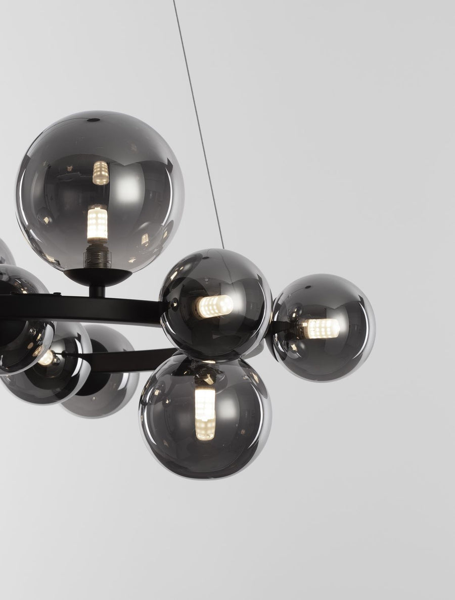 Gros plan sur deux globes de verre fumé et leurs ampoules LED allumées