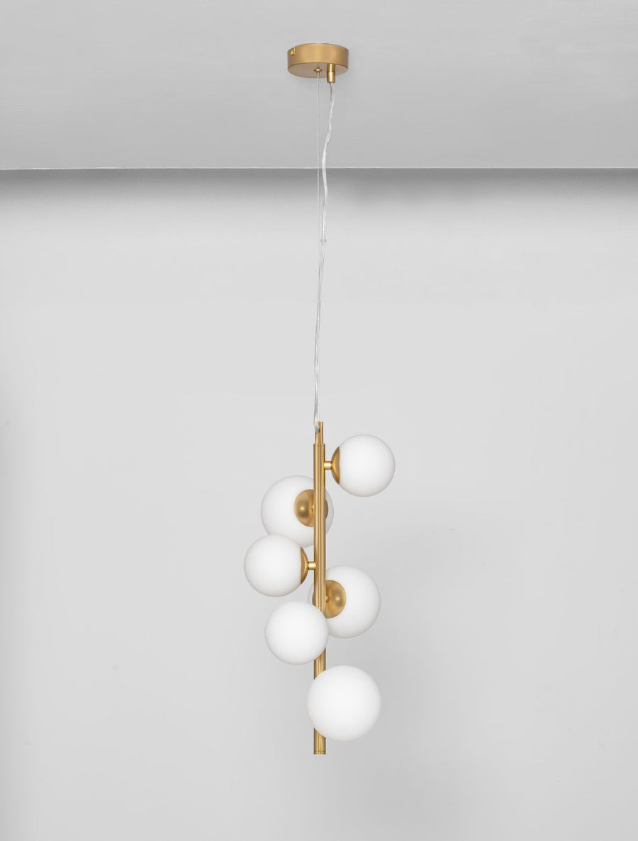 Suspension dorée à six globes de verre blanc, vue d'ensemble sur fond neutre.