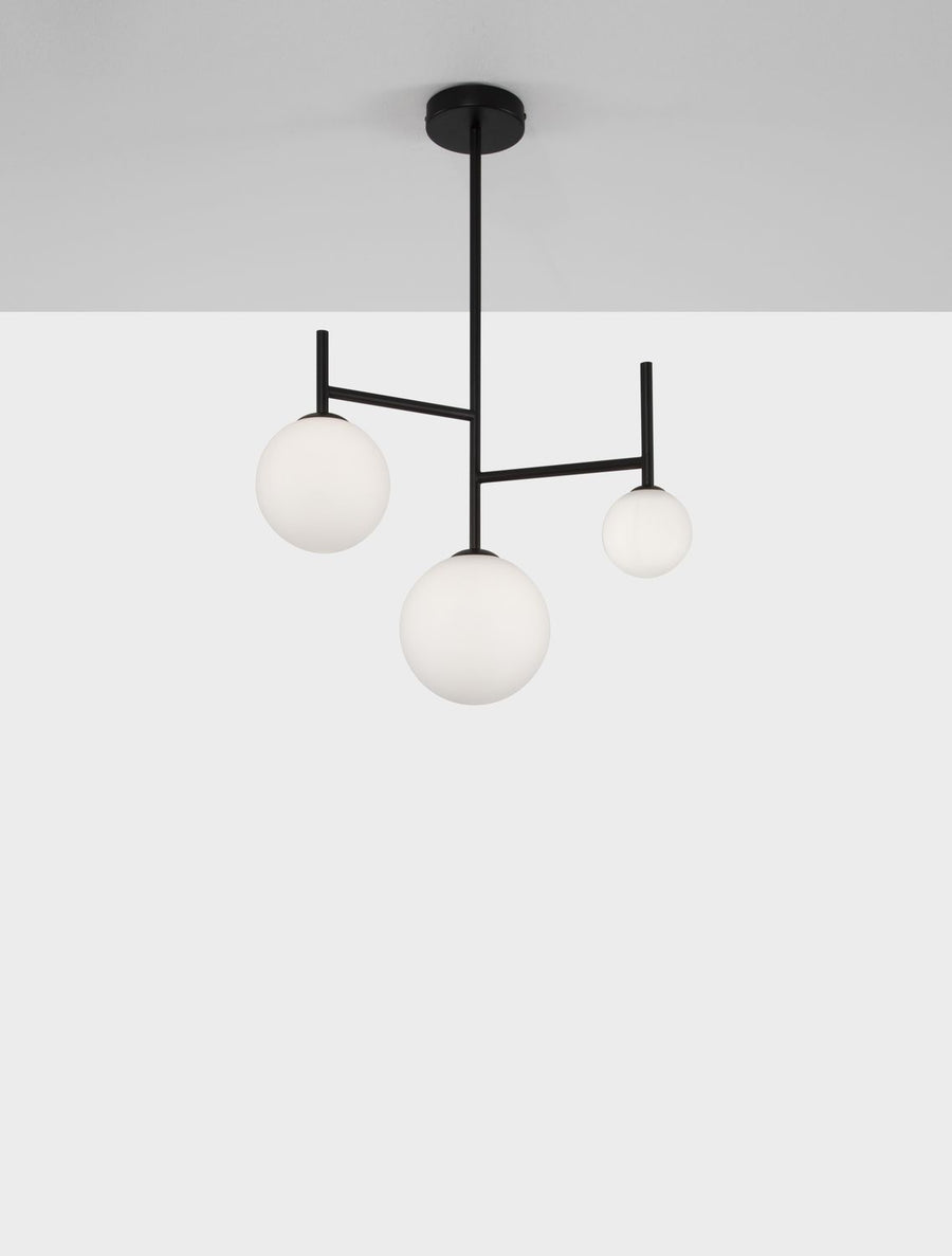 Luminaire présenté de face sur fond blanc, détaillant les bras noirs et les sphères opalines