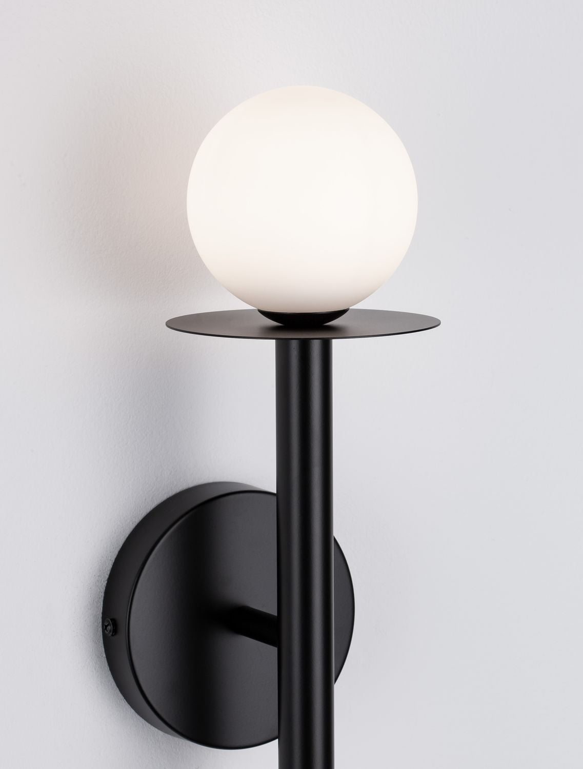 Détail de la finition noire mate et du socle rond de fixation