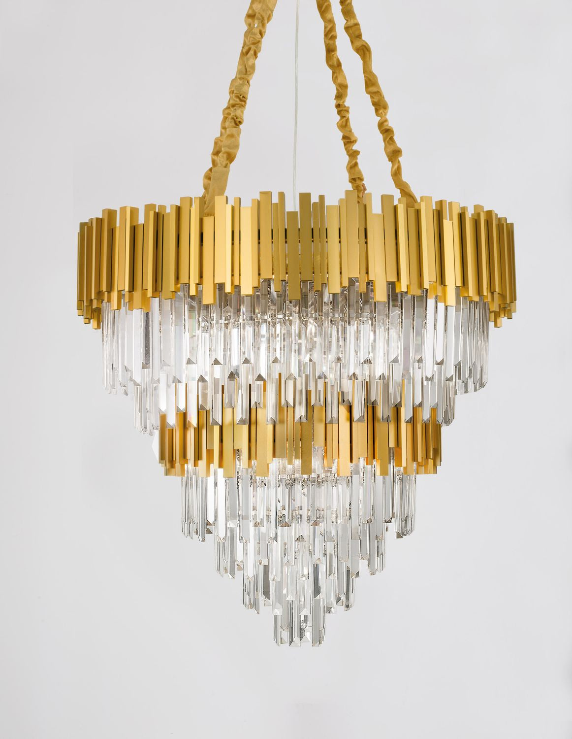 Luminaire doré et cristal présenté de face sur fond blanc
