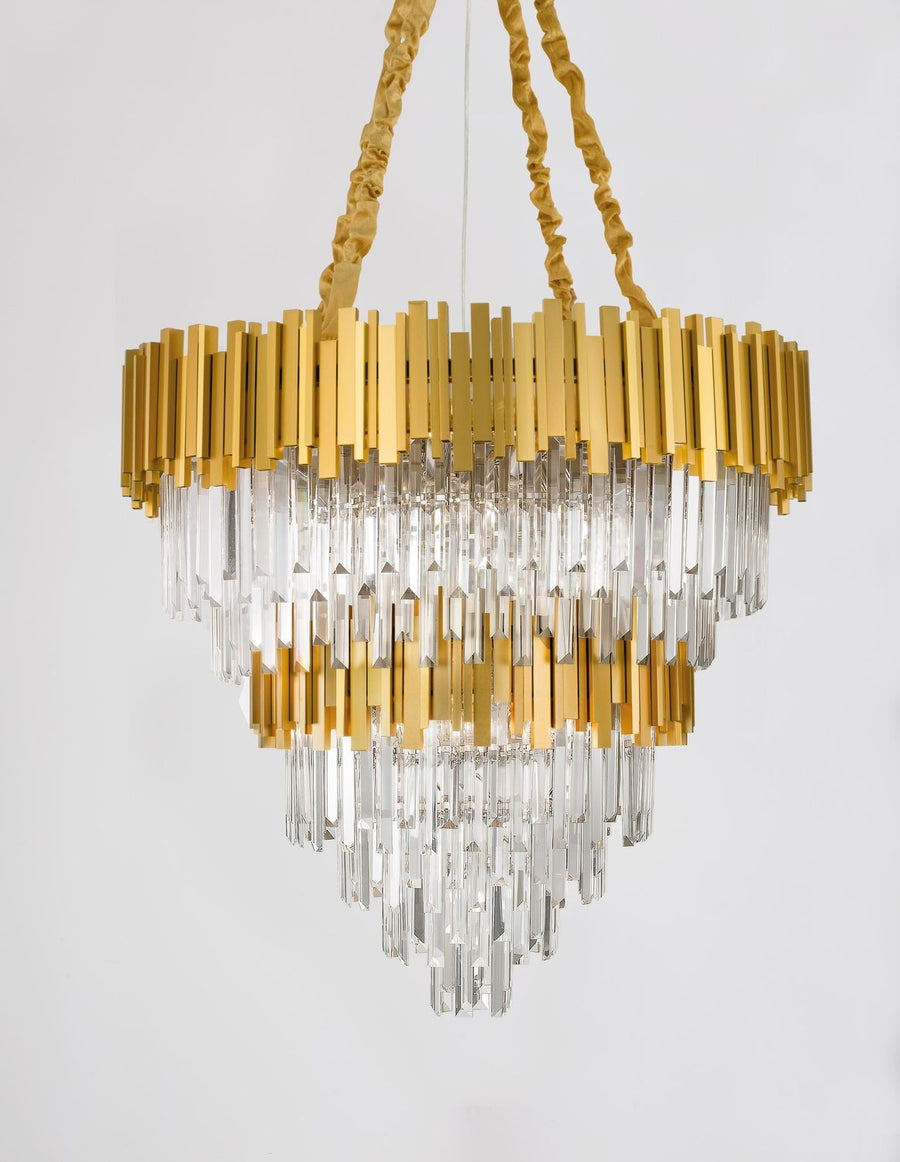 Luminaire doré et cristal présenté de face sur fond blanc