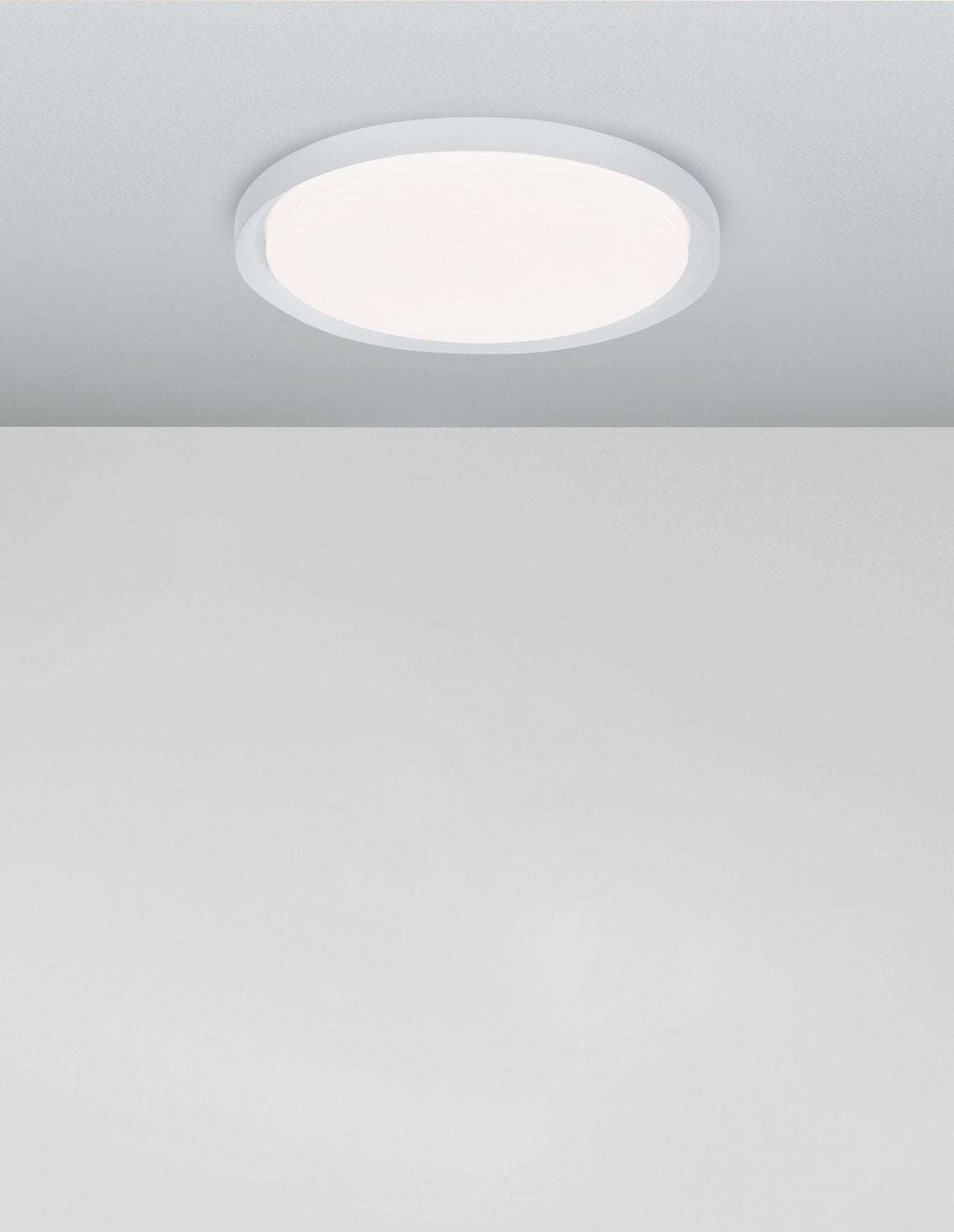 Plafonnier allumé au plafond diffusant une lumière blanche uniforme dans la pièce