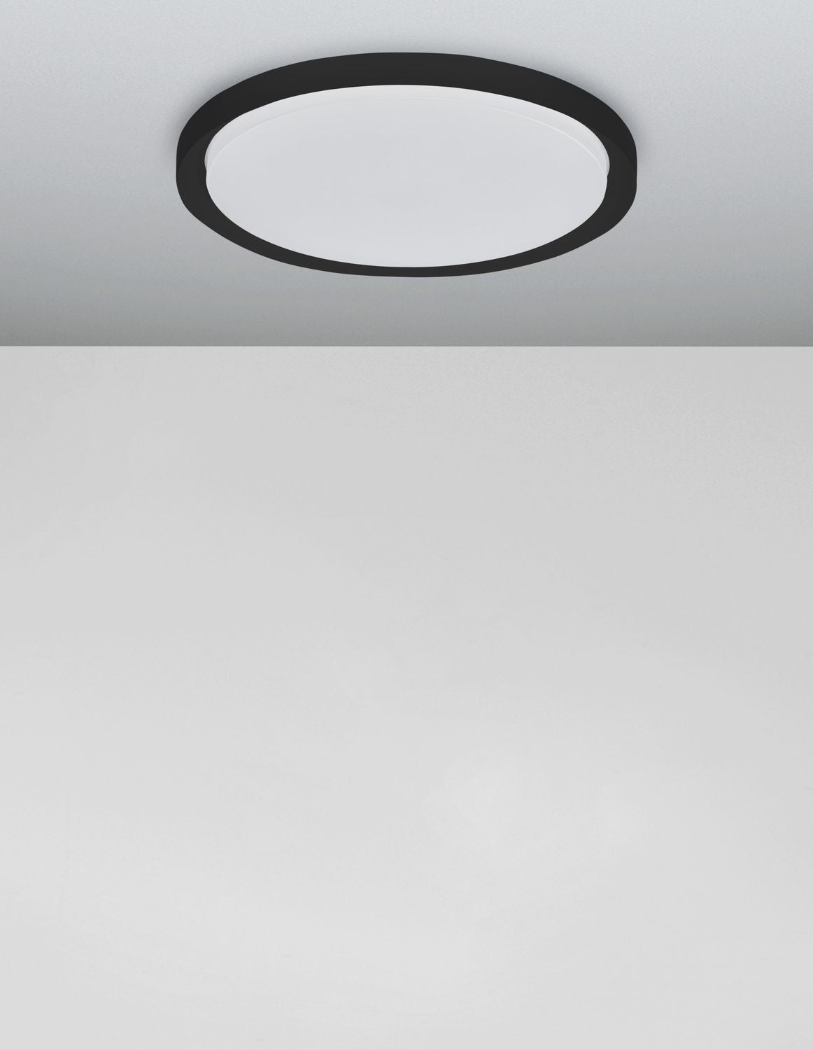Plafonnier noir installé au plafond blanc, mise en ambiance sobre et lumineuse