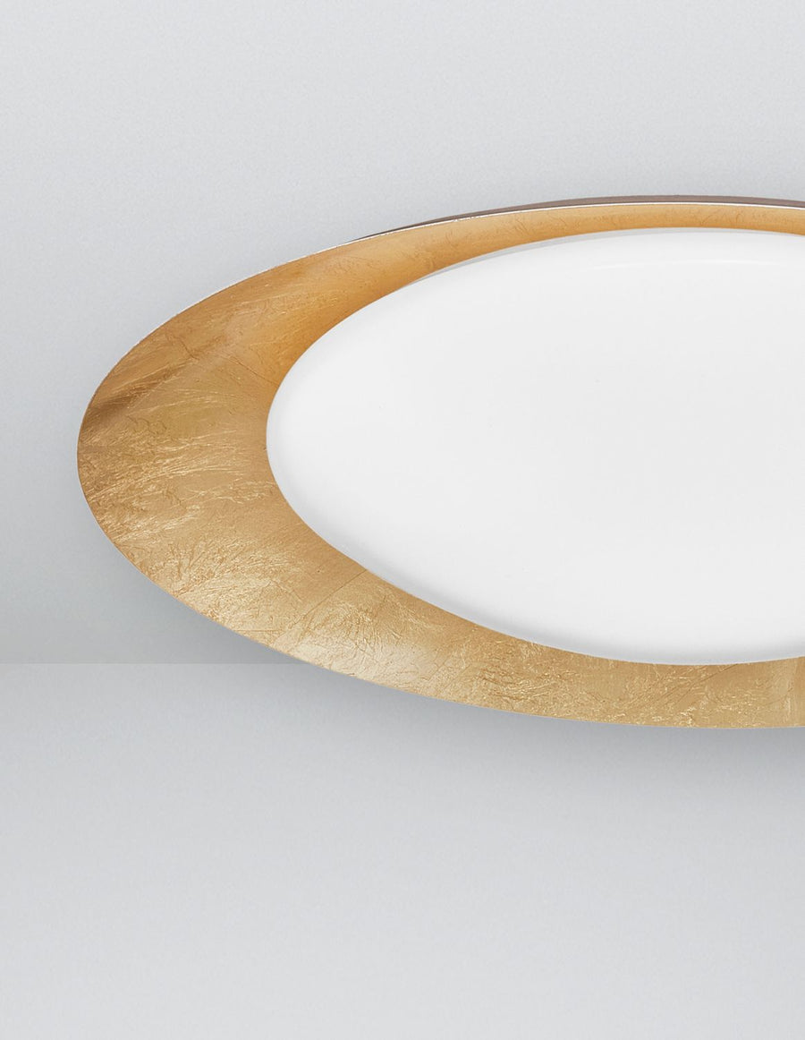 Gros plan de la texture feuille d'or martelée sur le bord du luminaire