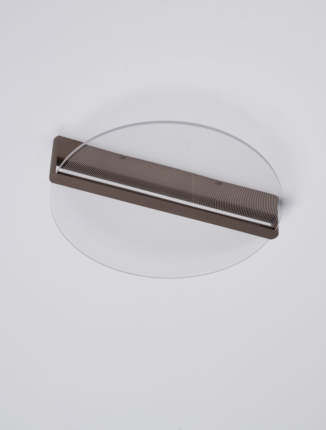 Disque lumineux vu de dessus sur fond blanc, monture marron fine
