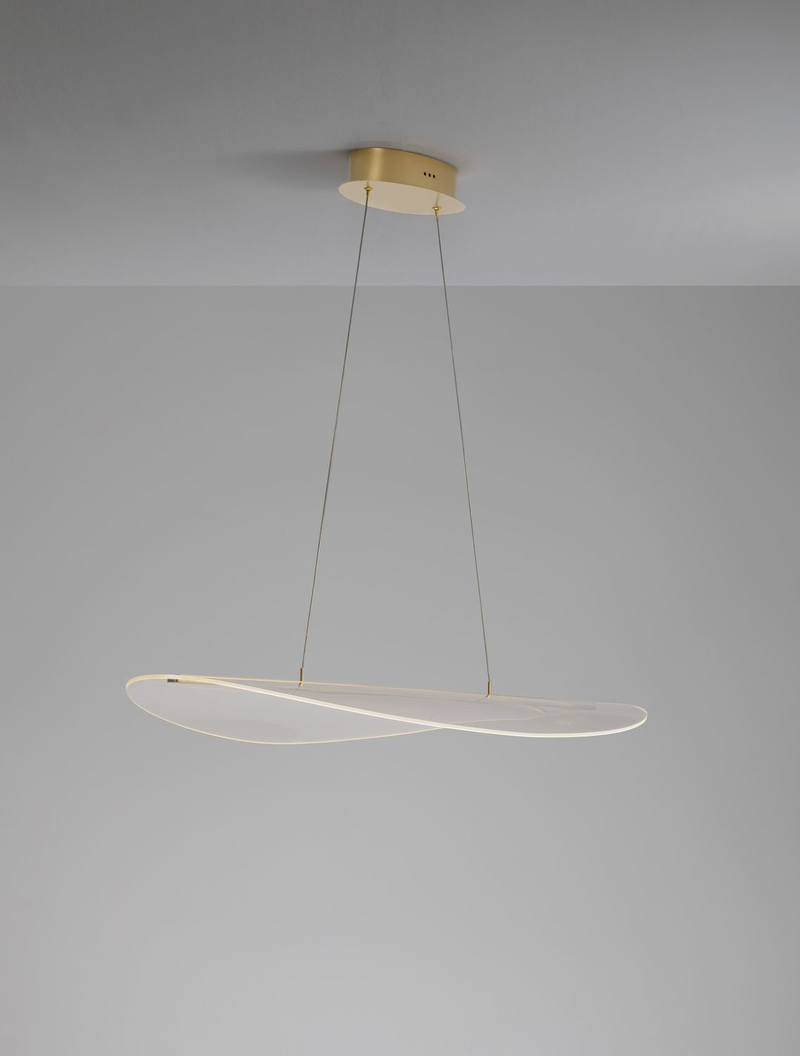 Détail du profil mince du luminaire diffusant une lumière LED chaude