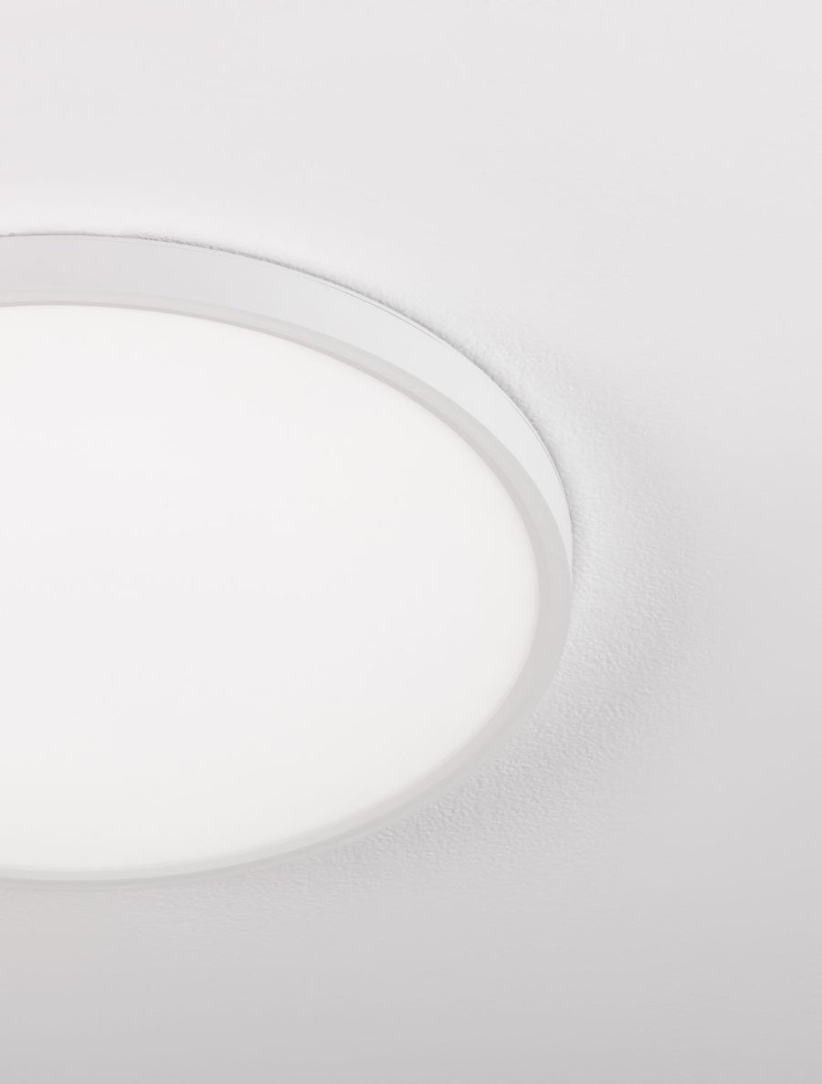 Gros plan sur le bord fin et le diffuseur opalin du luminaire blanc