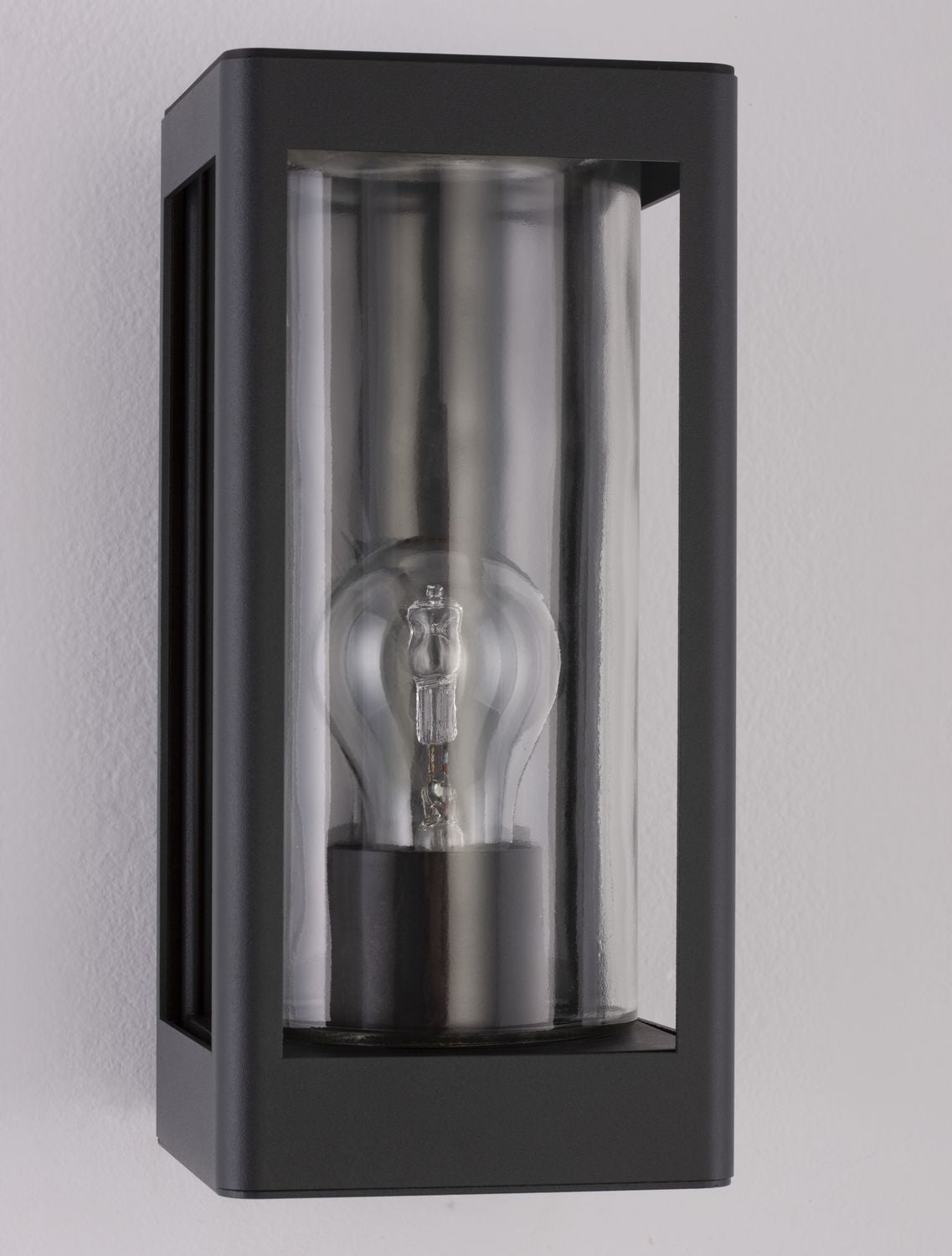 Gros plan sur le cylindre de verre et l'ampoule, reflets sur la paroi