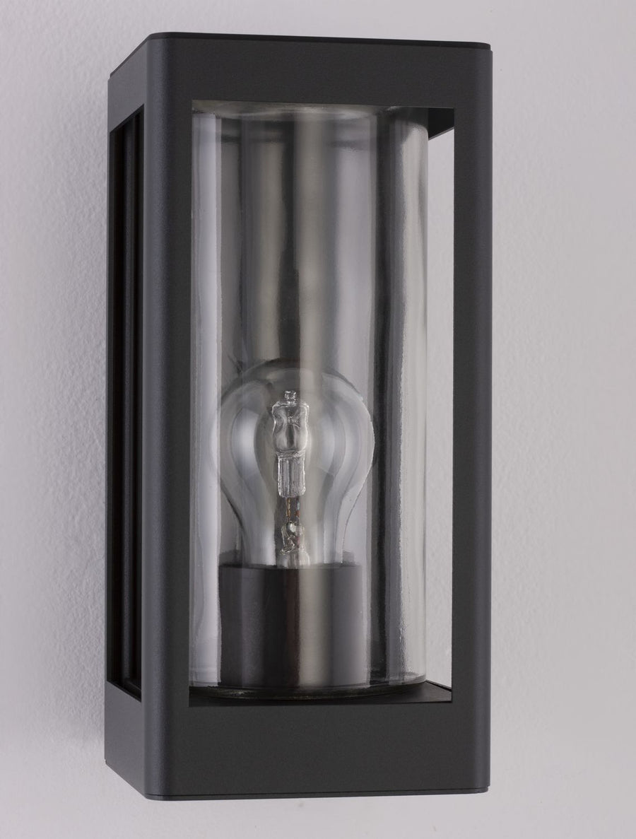 Gros plan sur le cylindre de verre et l'ampoule, reflets sur la paroi