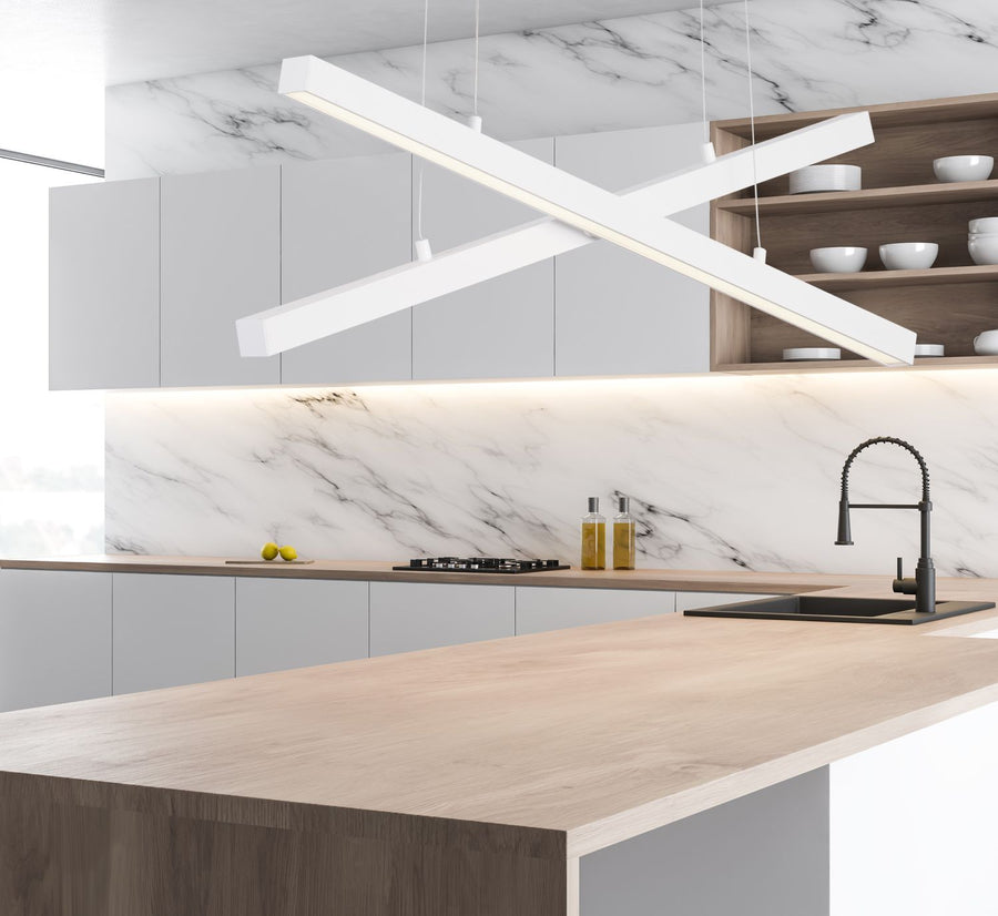 Suspension blanche en croix installée au-dessus d'un plan de travail de cuisine moderne
