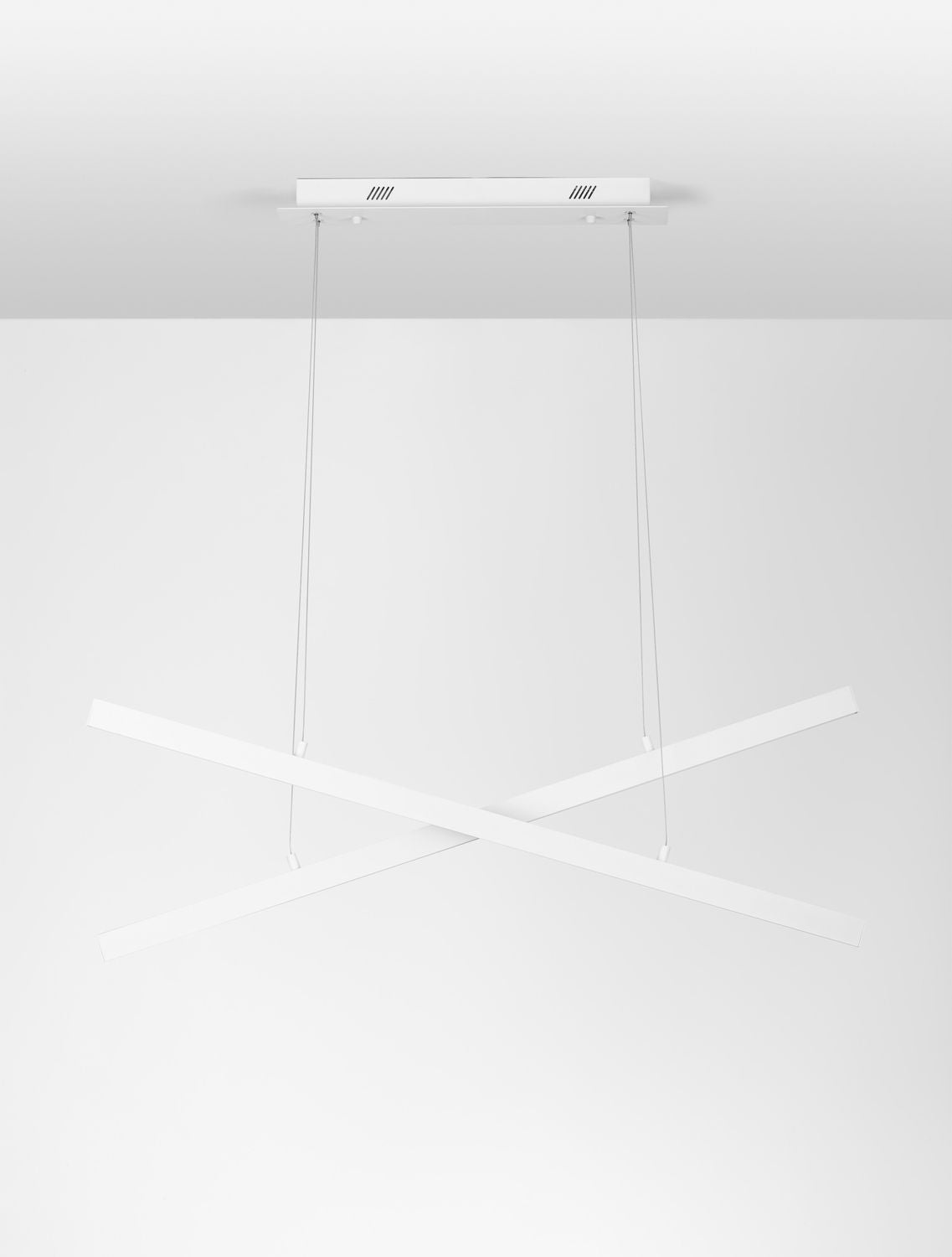 Luminaire suspendu au plafond blanc, câbles fins et structure croisée vue de dessous