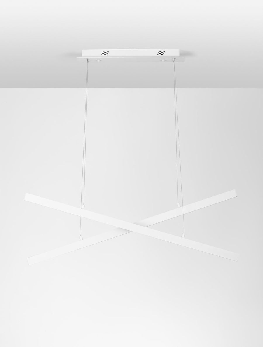 Luminaire suspendu au plafond blanc, câbles fins et structure croisée vue de dessous