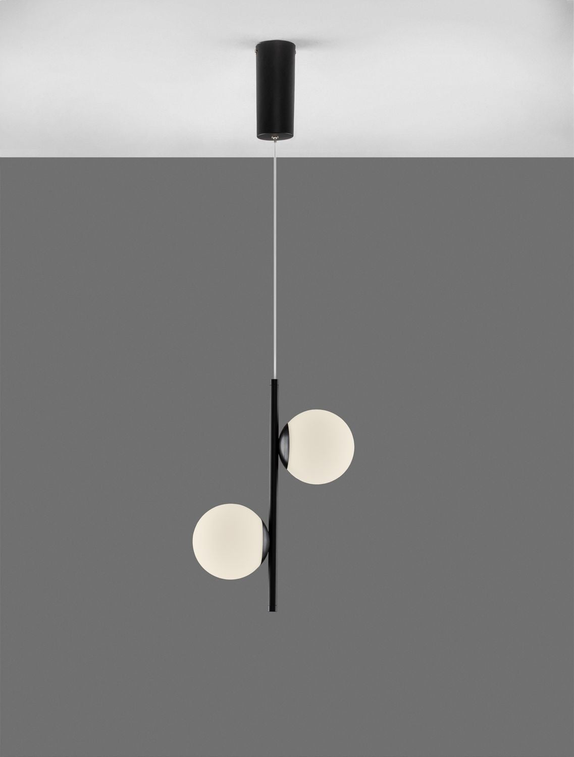 Même suspension de face sur fond gris, globes en verre allumés
