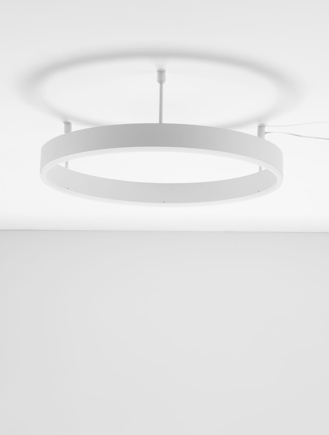 Vue de dessous montrant le cercle lumineux blanc allumé dans la pénombre