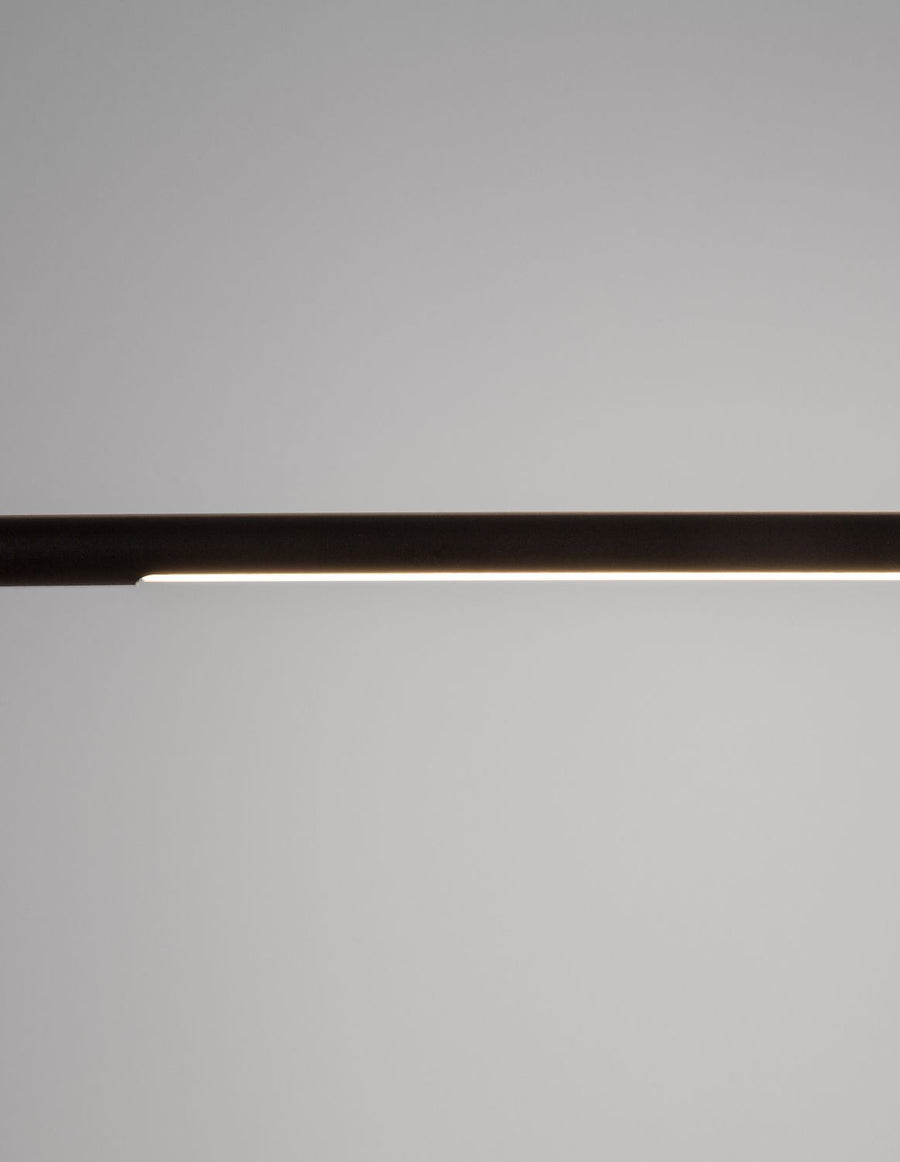 Détail rapproché du tube LED linéaire allumé sous la barre supérieure