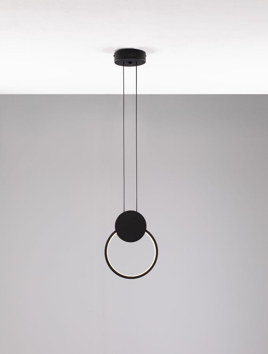 Même suspension allumée, l'anneau diffuse une lumière chaude et douce