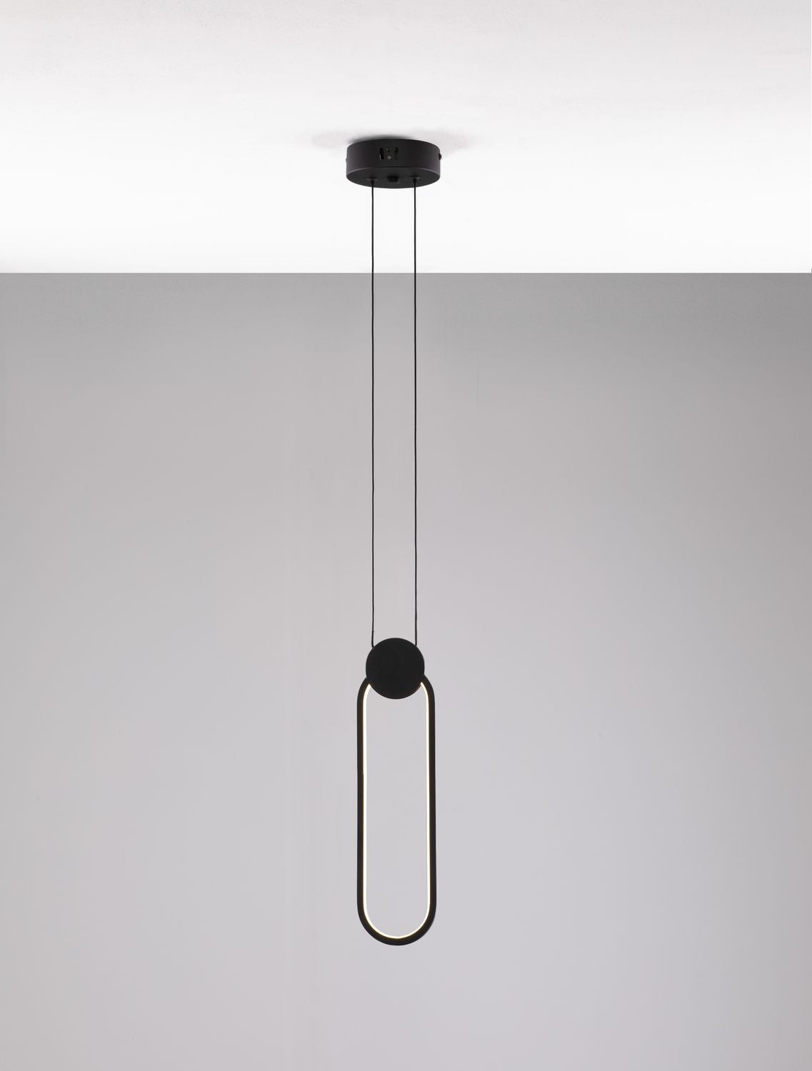 Suspension noire allumée, anneau ovale éclairé sur fond gris
