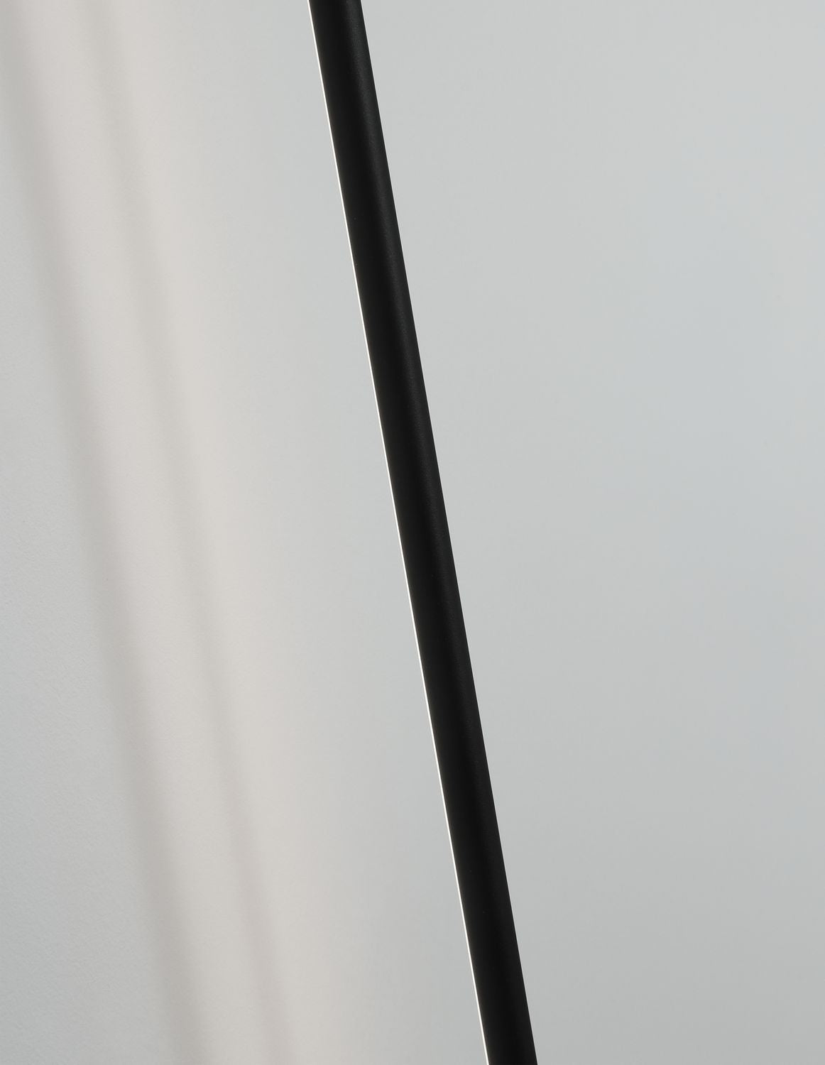 Détail rapproché du tube noir mat et de sa surface lisse en biais
