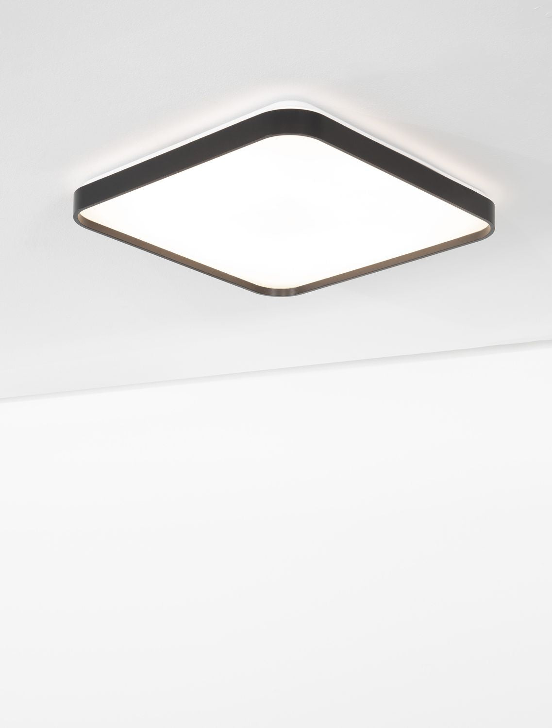 Vue plongeante du luminaire éclairé fixé au plafond, lumière homogène