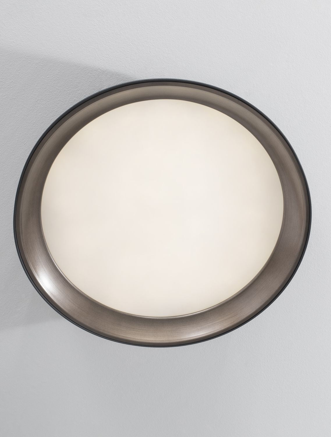 Vue de dessous montrant le diffuseur blanc et l'anneau métallique