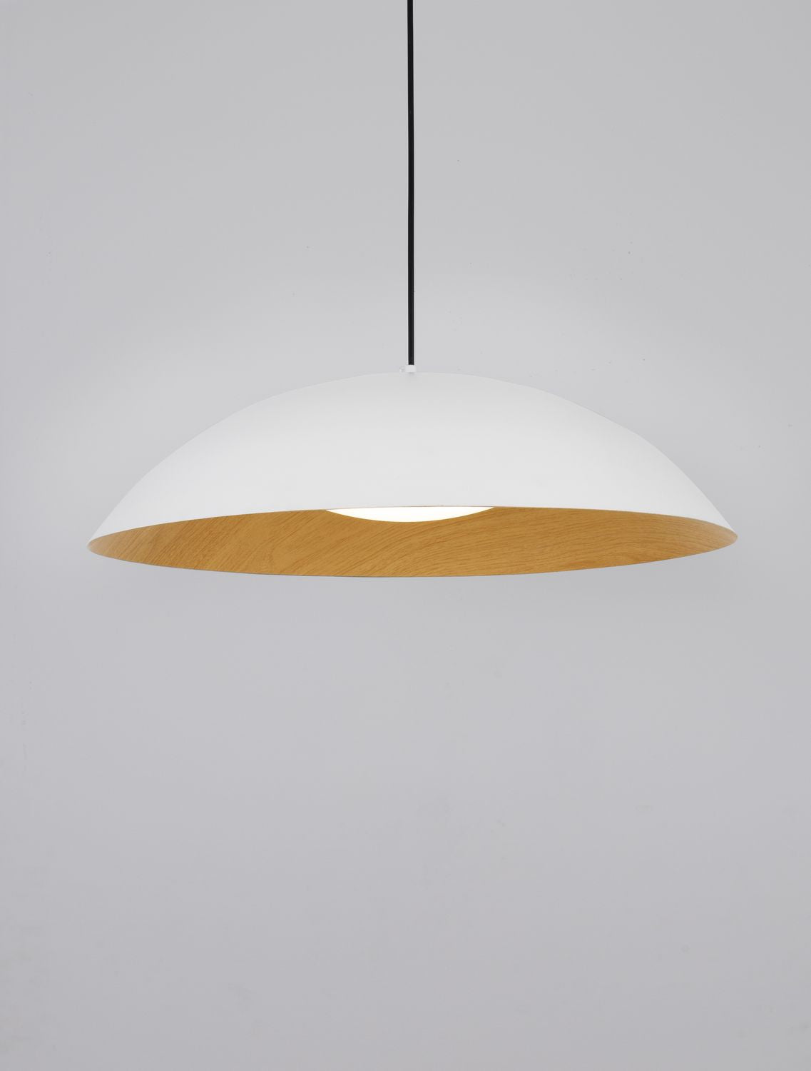 Autre vue de la suspension blanche, mettant en valeur la forme bombée et l'intérieur bois.