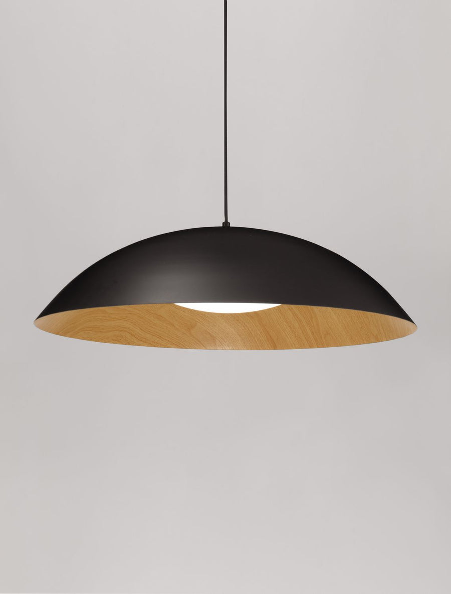Suspension allumée, lumière chaude diffusée sous l'intérieur en bois
