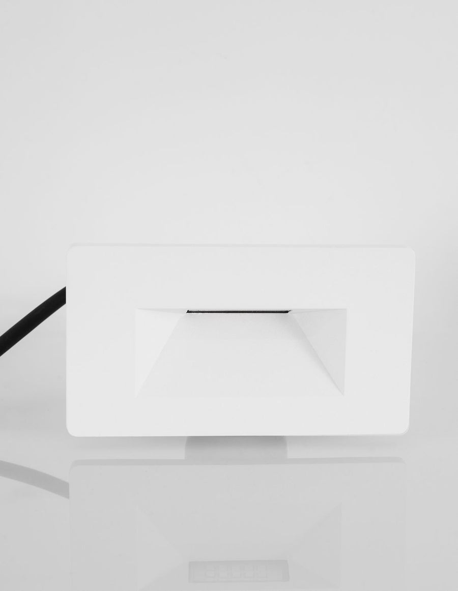 Vue en angle du produit blanc, câble d'alimentation noir et léger reflet