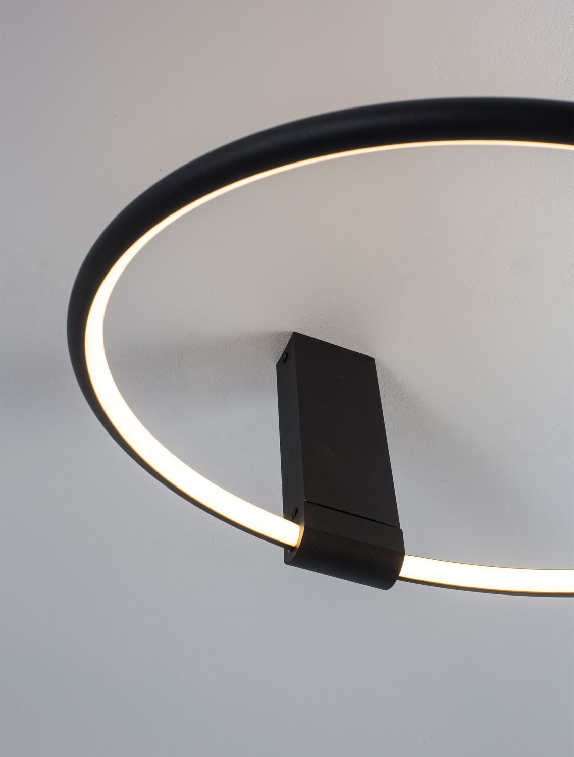 Détail de la jonction entre la tige noire et l'anneau LED
