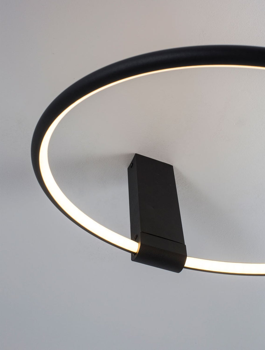 Détail de la jonction entre la tige noire et l'anneau LED