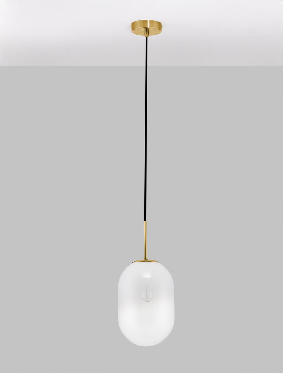 Présentation du produit suspendu avec rosace dorée, câble noir et diffuseur en verre.