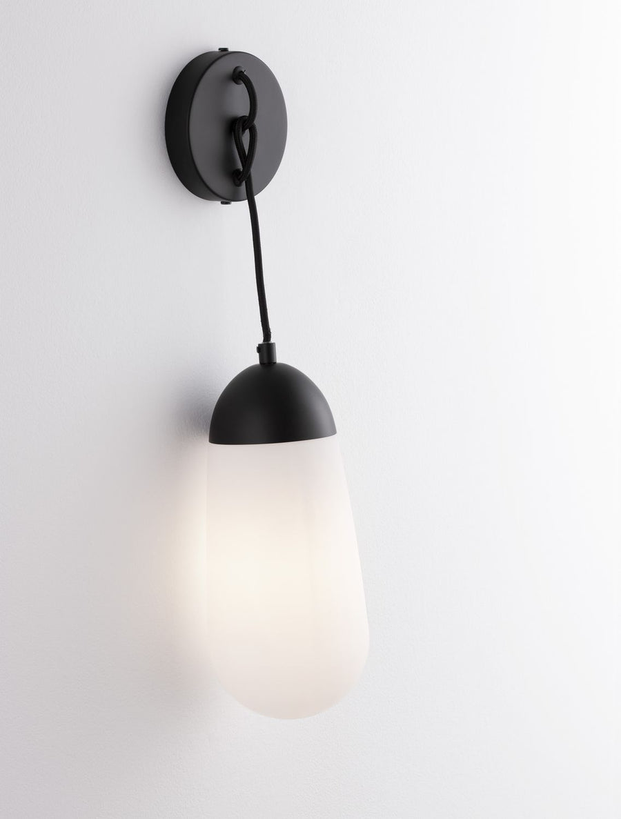 Détail du verre opalin blanc et de la douille noire mate