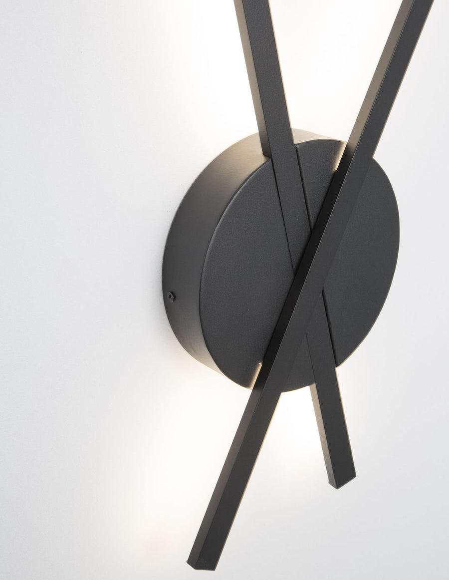 Détail de trois quarts montrant la platine ronde et la vis de fixation