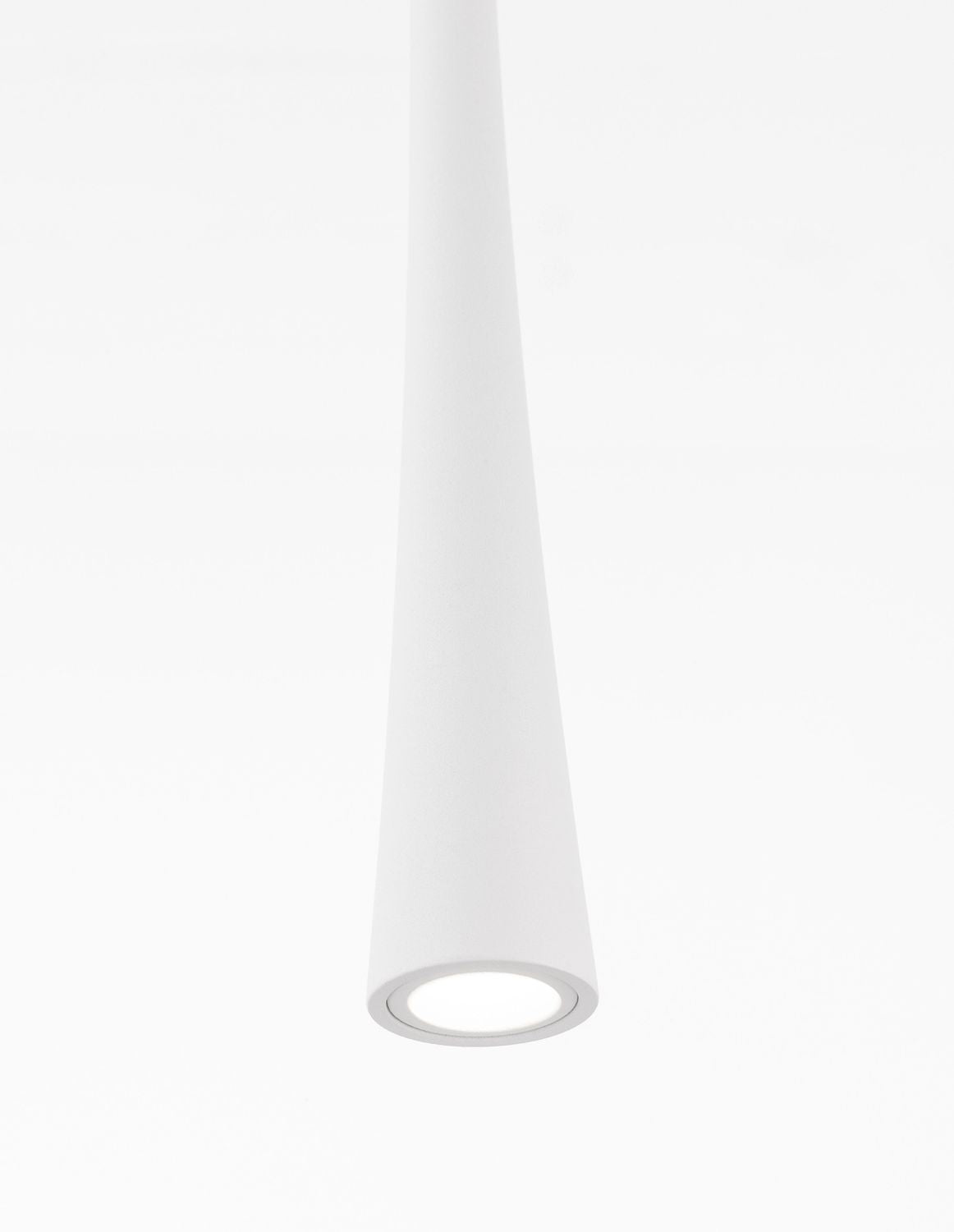 Détail du bas du cône montrant l'ouverture lumineuse et le diffuseur
