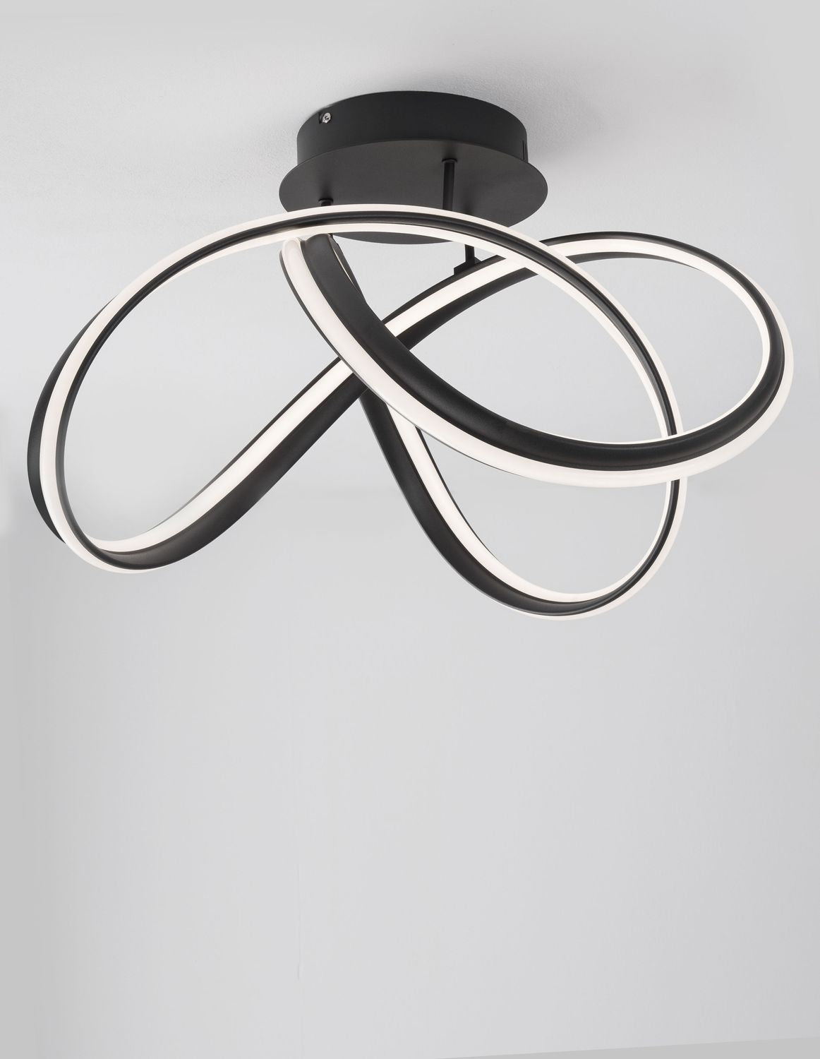 Vue de face du luminaire fixé au plafond sur fond gris clair