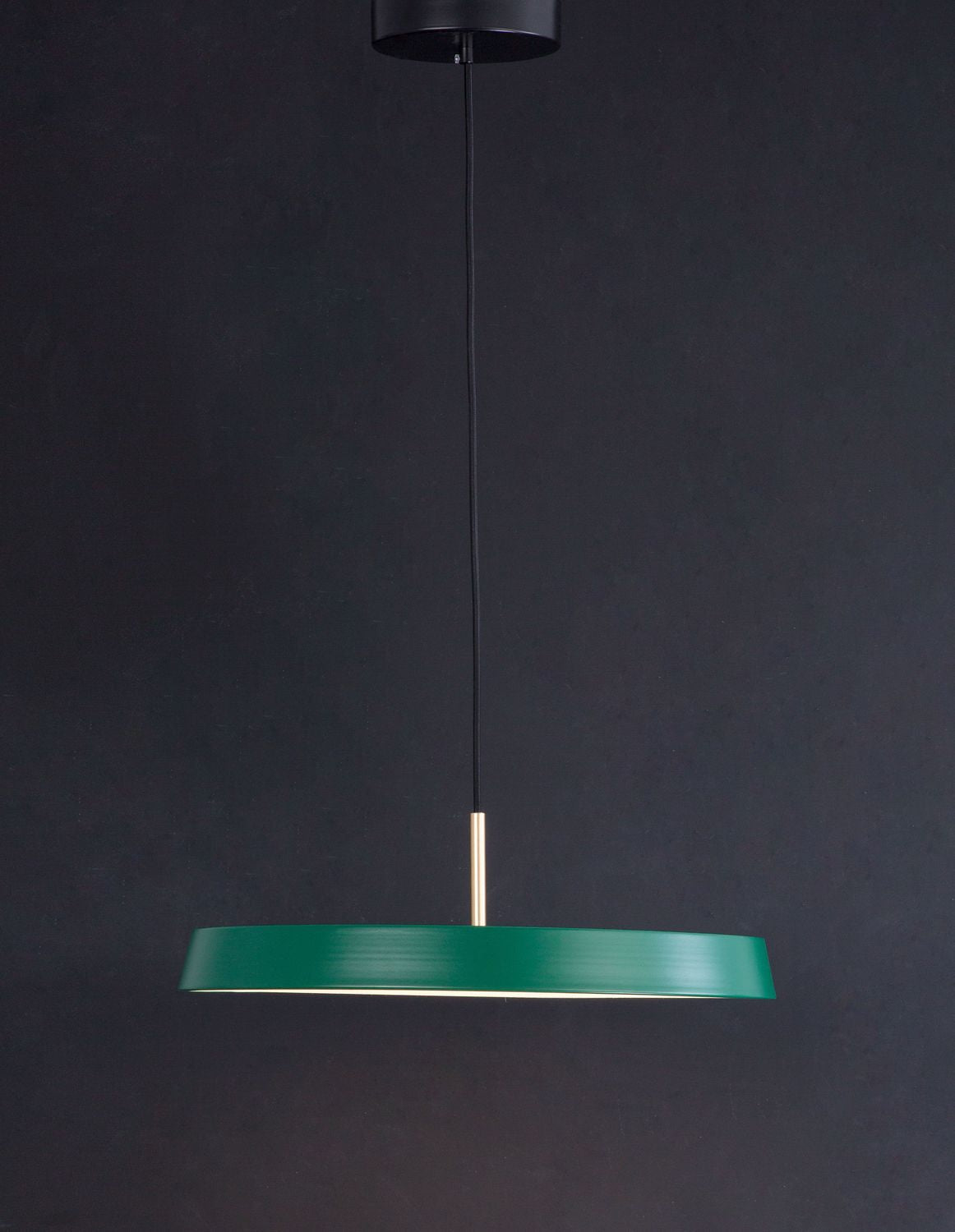 Produit de face sur fond anthracite, abat-jour vert et fin câble noir