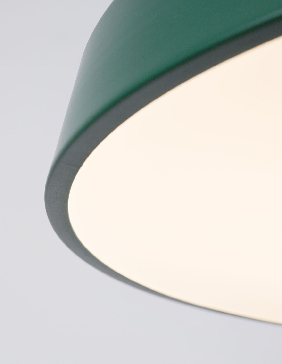Détail du bord de l'abat-jour vert et du diffuseur blanc lumineux