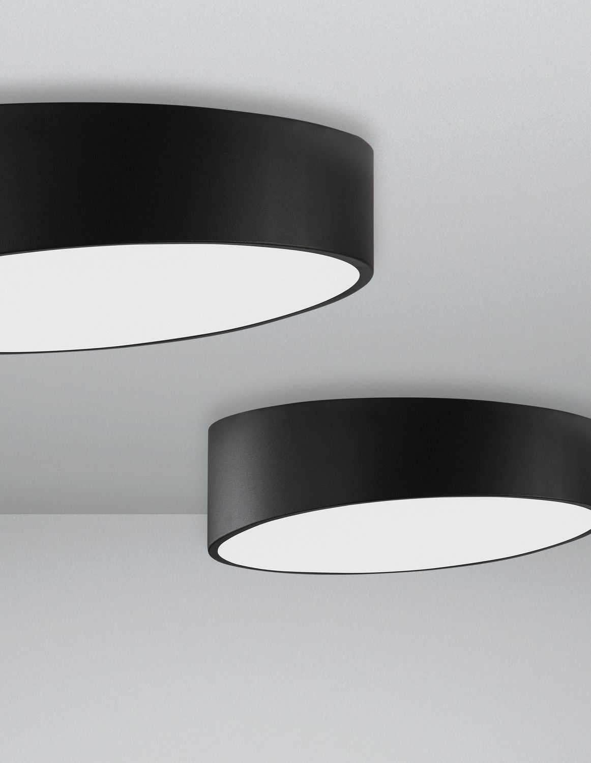 Mise en ambiance avec deux plafonniers noirs installés côte à côte
