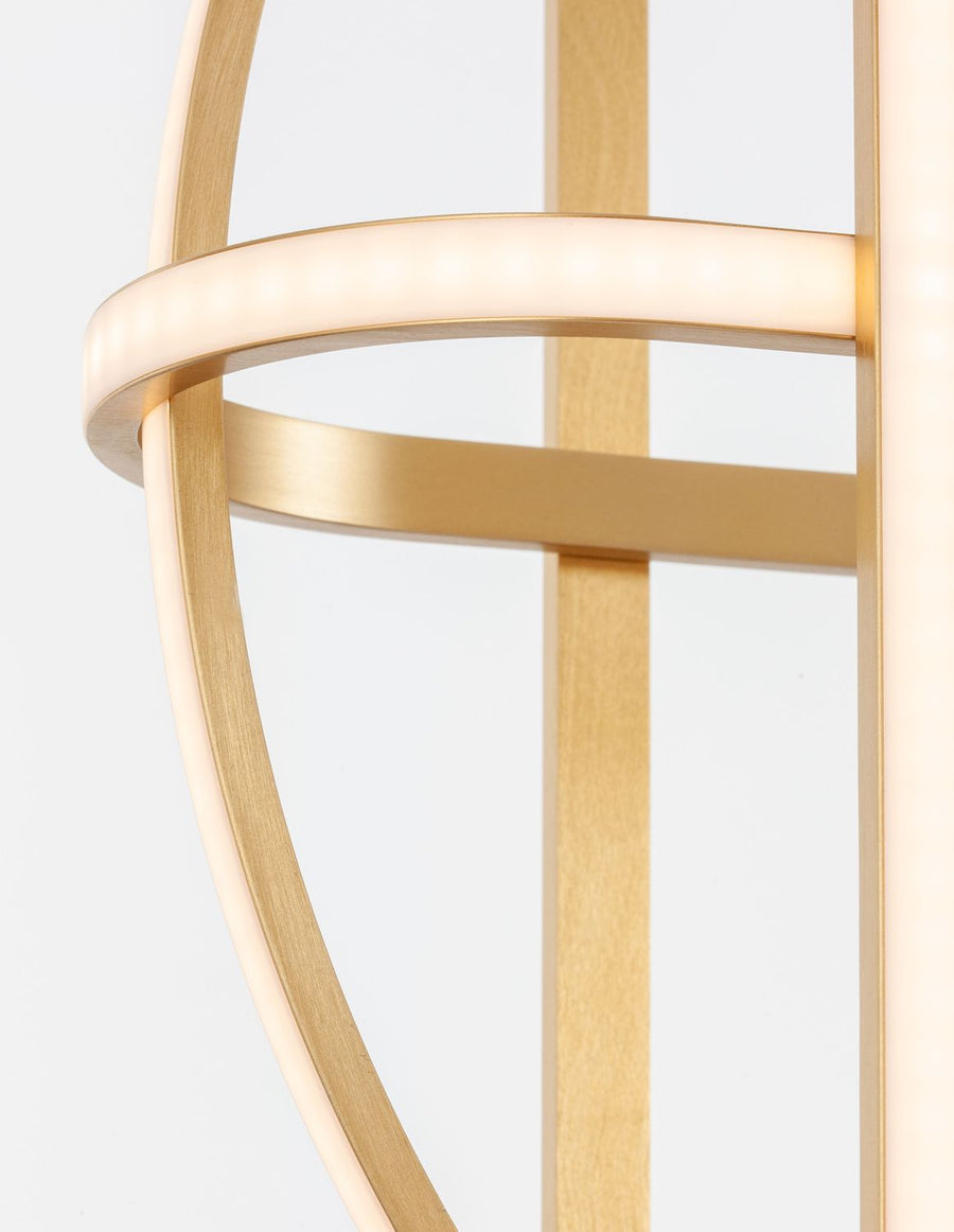 Détail rapproché de la structure dorée et du bandeau lumineux allumé
