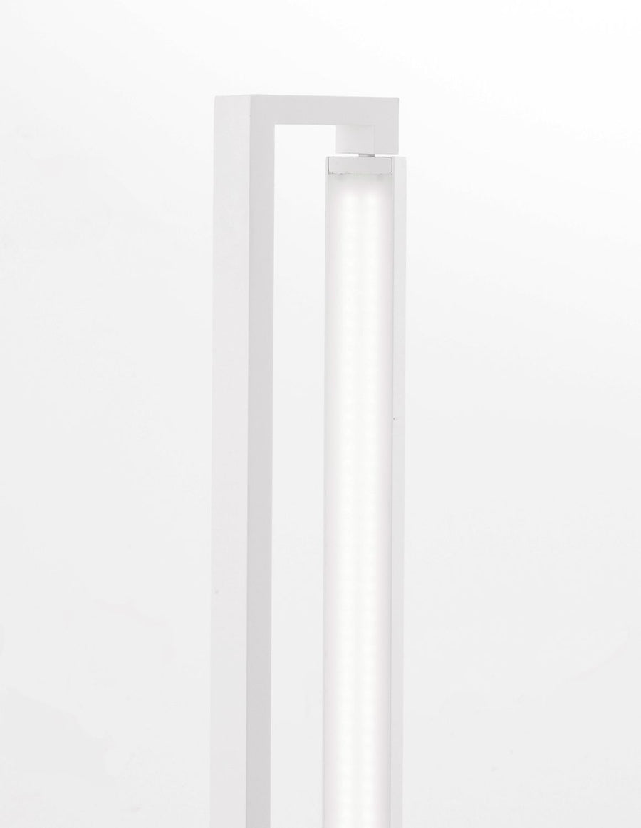 Gros plan sur le tube lumineux vertical du lampadaire blanc, lumière allumée