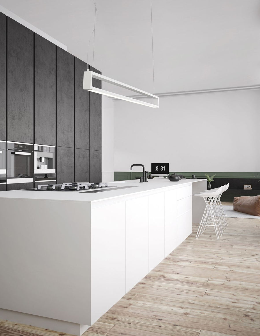 Suspension linéaire blanche installée au-dessus d'un îlot de cuisine moderne