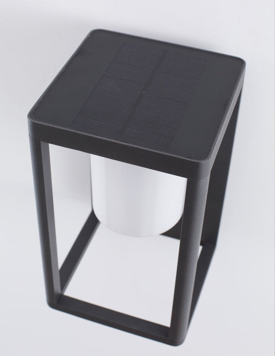 Vue de dessus montrant le panneau solaire intégré sur le capot supérieur du luminaire.