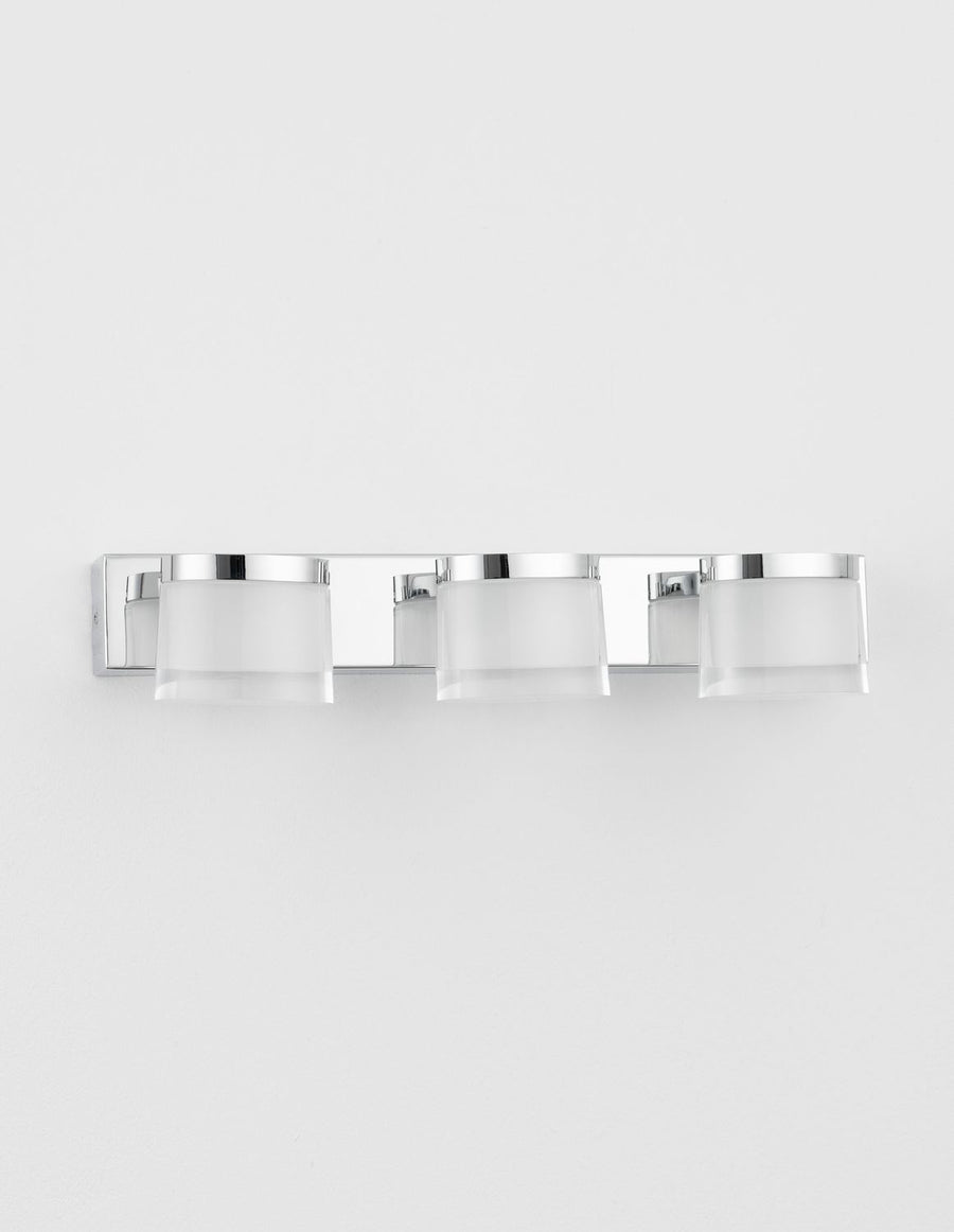 Plan serré sur les trois cylindres de verre et leurs fixations chromées visibles